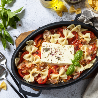 Bakt pasta med tomatsaus og fire oster