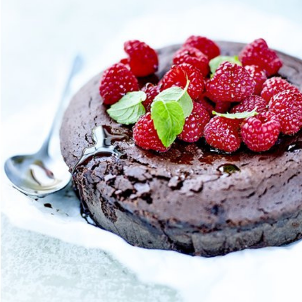 Ekstra mørk sjokoladekake med bringebær og mynte