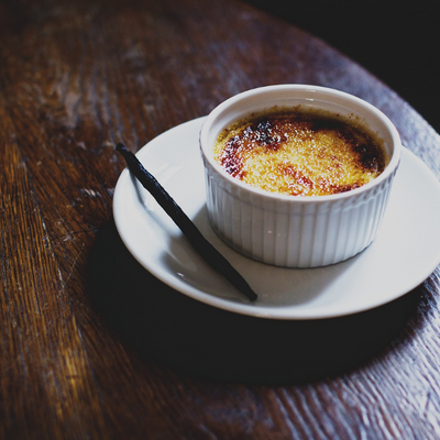 Crème brulée med olivenolje og sjokoladedryss