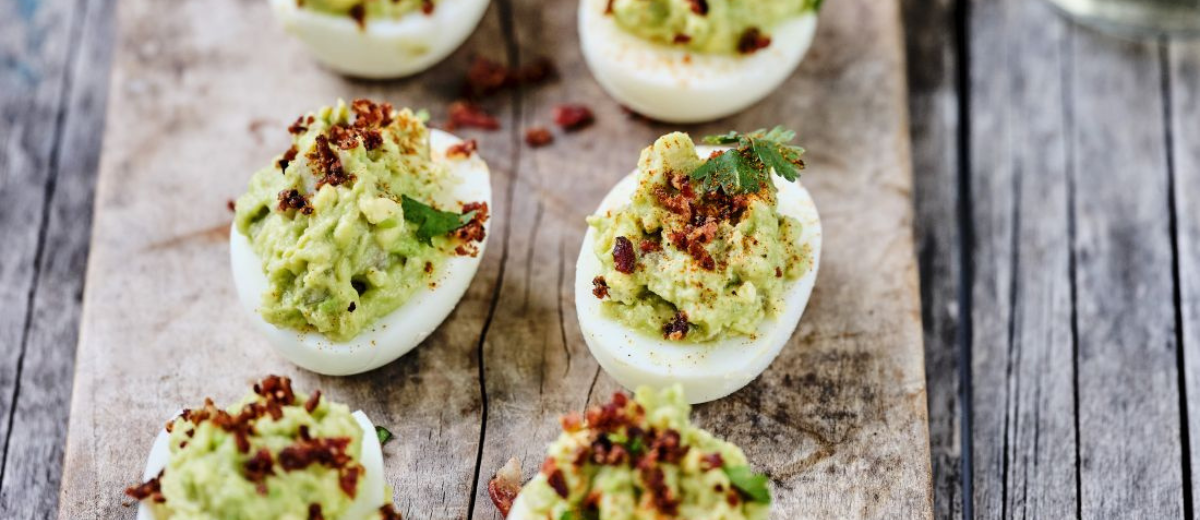 Mimosa egg med guacamole og bacon smuler