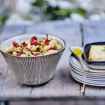 Ristet pasta, grønnsaker og fetaost
