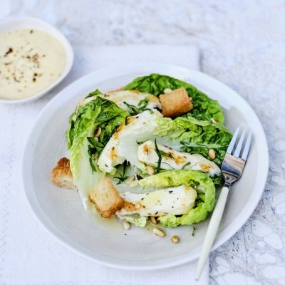 Cæsarsalat med grillet halloumi