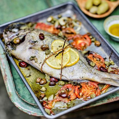 Dorade med oliven-, kapers- og tomatsaus