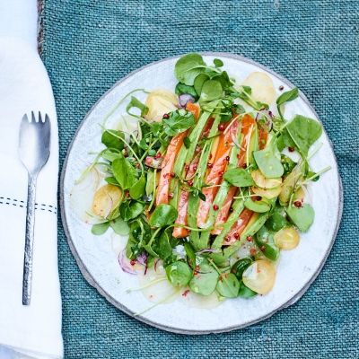 Salat med laks og avokado