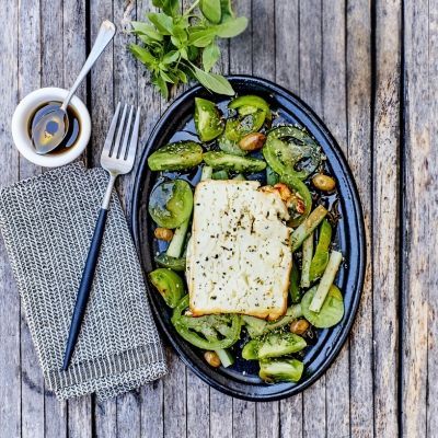 Grillet salat med fetaost og grønne tomater