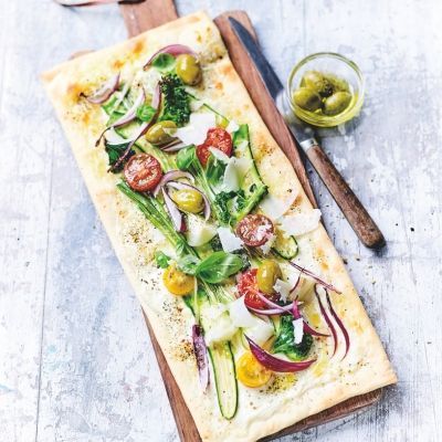 Pizza med ferske grønnsaker