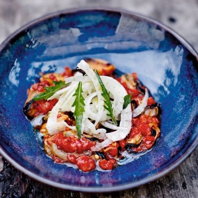 Fennikelsalat med store blåskjell og piquillo-paprika