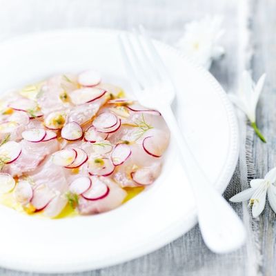 Kveitecarpaccio med mangoeddik og Lakudia