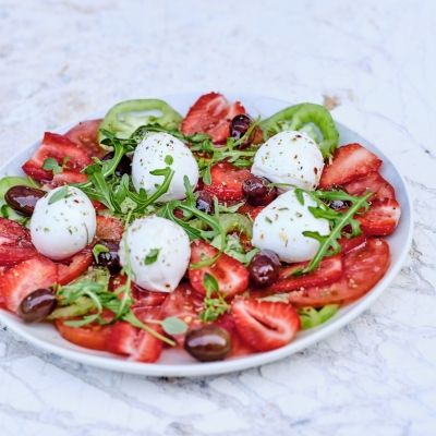 Carpaccio av tomat og jordb&aelig;r