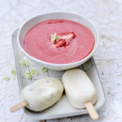 Jordbærsuppe med yoghurtstenger
