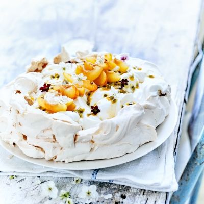 Pavlova med fersken og pasjonsfrukt