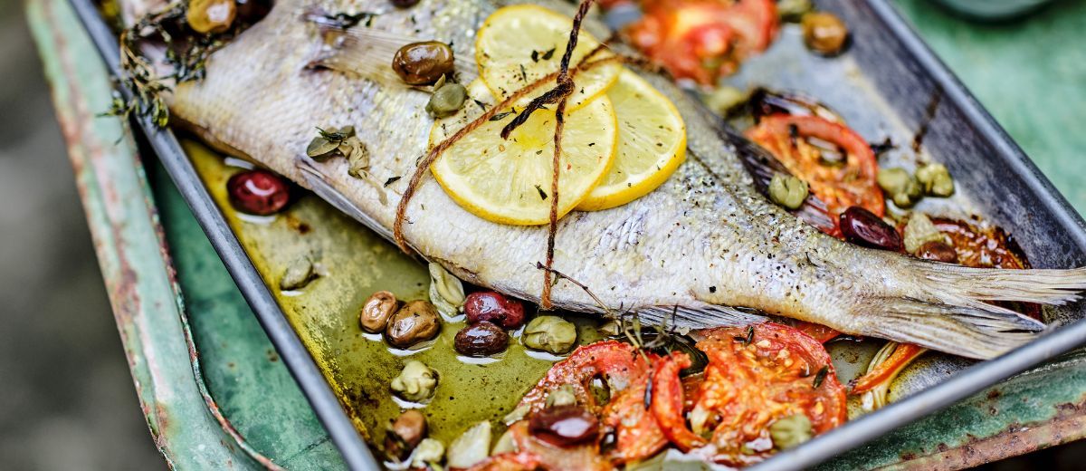 Dorade med oliven-, kapers- og tomatsaus