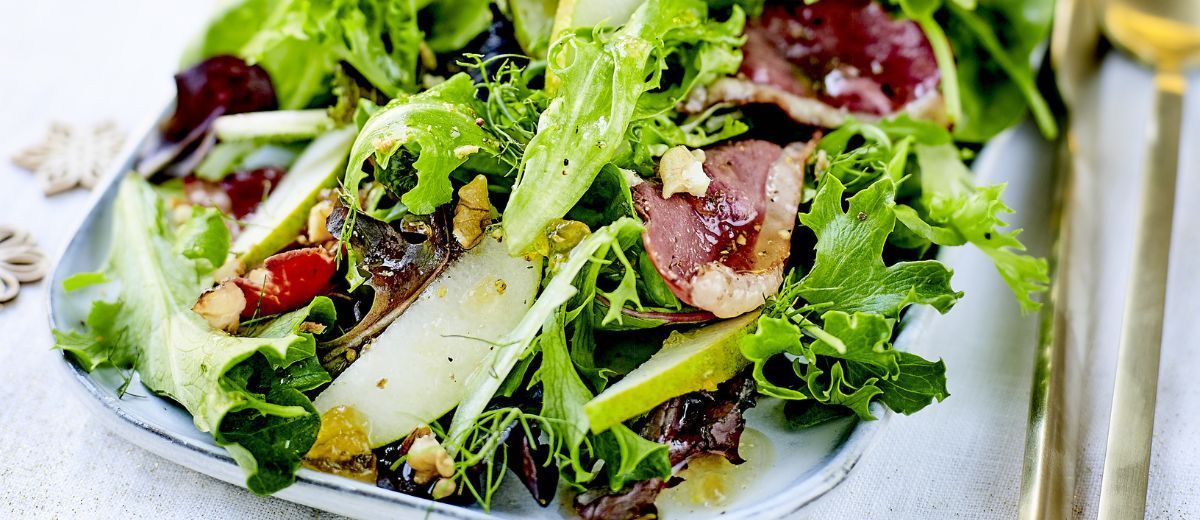 Salat med pærer, sprøstekt andebryst og valnøtter