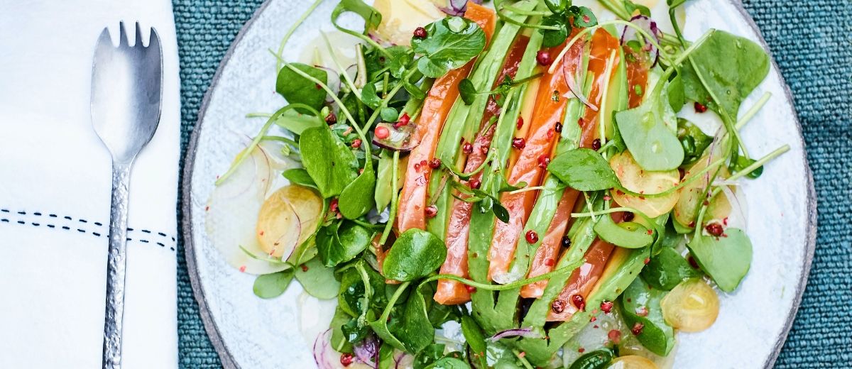 Salat med laks og avokado