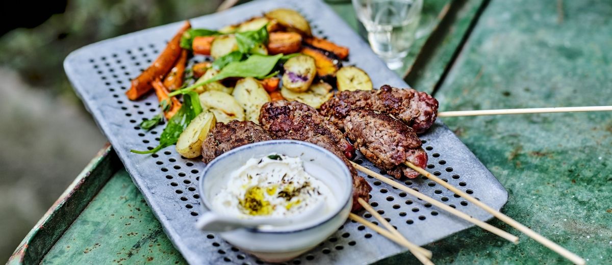 Lammespyd i kefta-stil med yoghurtsaus