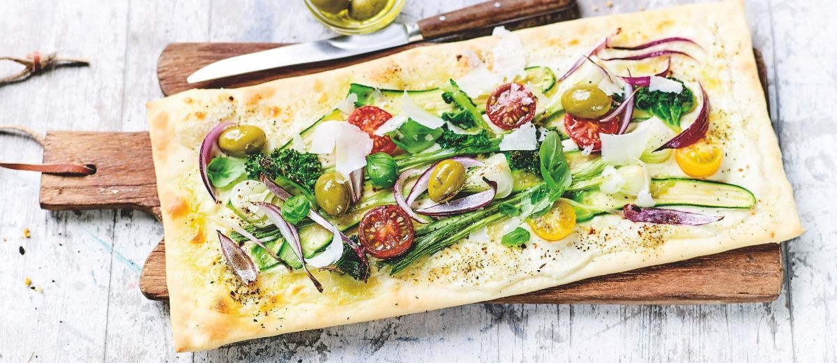 Pizza med ferske grønnsaker