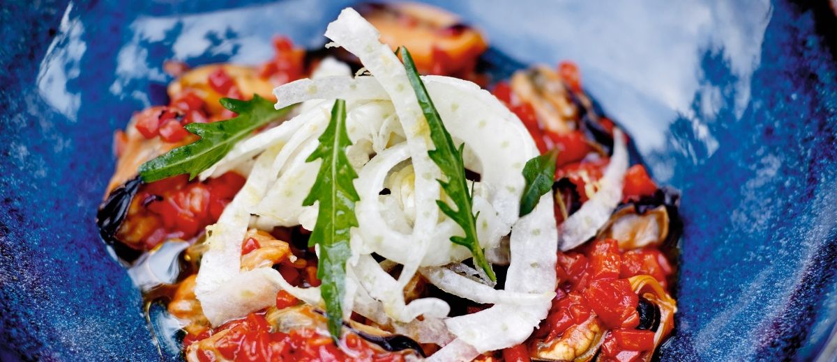 Fennikelsalat med store blåskjell og piquillo-paprika