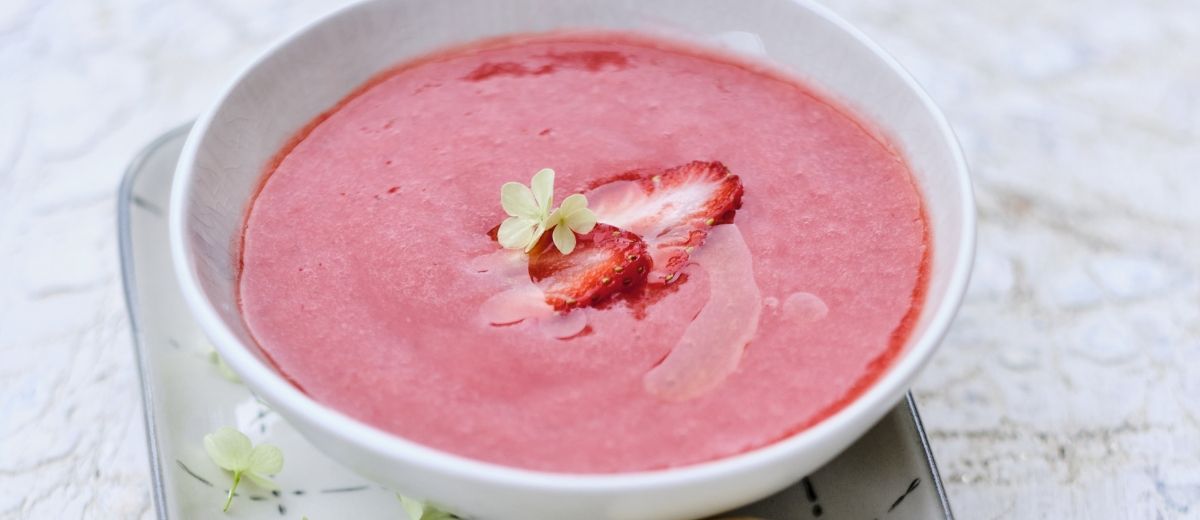 Jordbærsuppe med yoghurtstenger