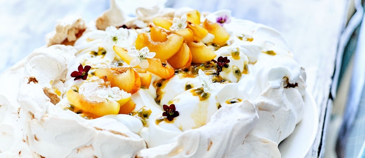 Pavlova med fersken og pasjonsfrukt