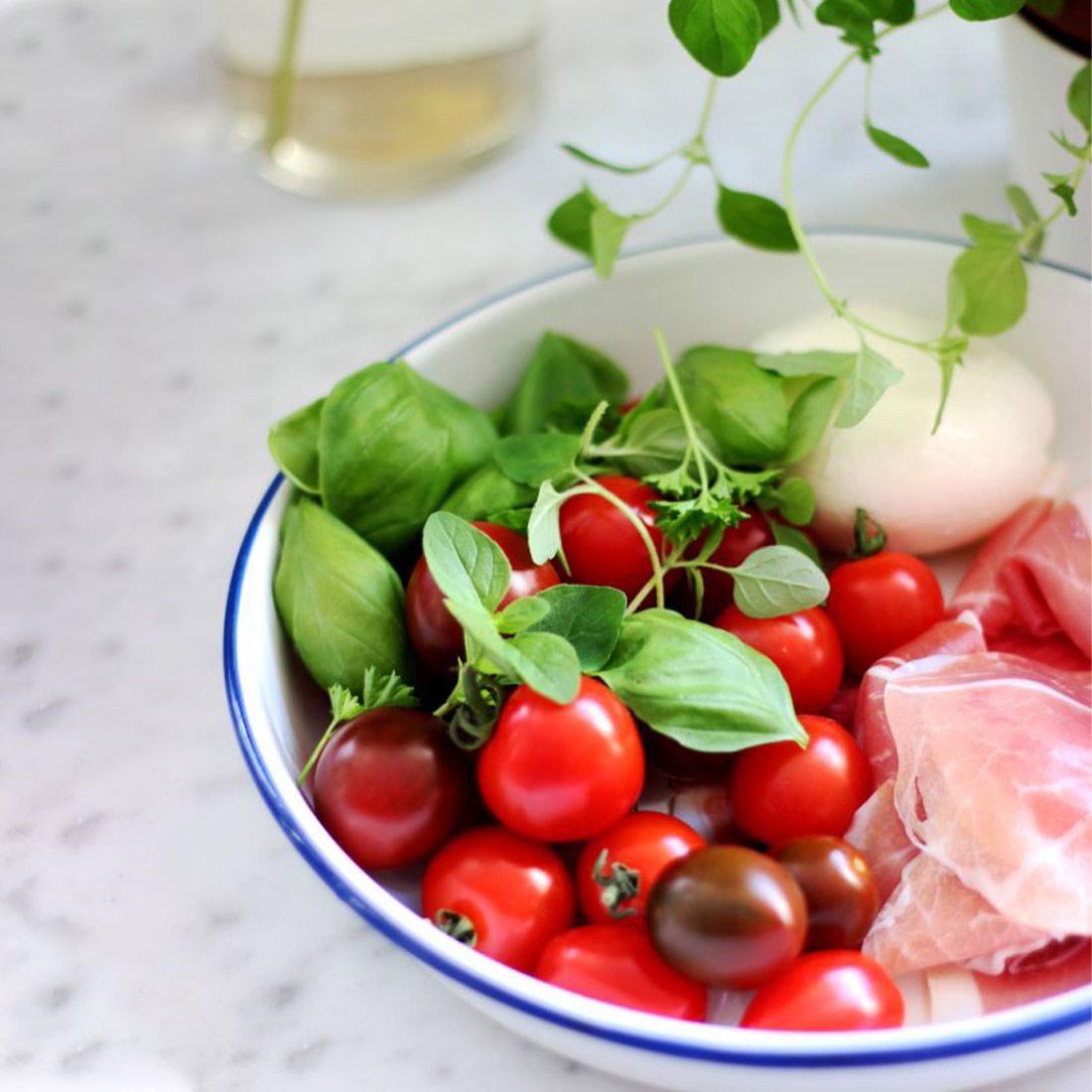 Klassisk italiensk salat med tomat, mozzarella og spekeskinke  