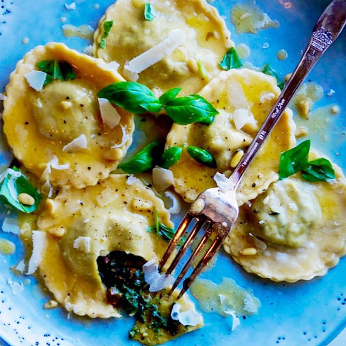 Ravioli med spinatfyll og sitronsmørsaus