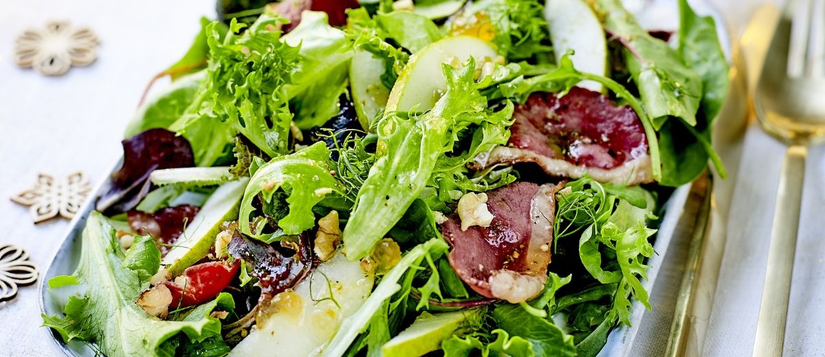 Salat med pære, sprø røkt andebrystfilet og nøtter
