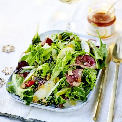 Salat med pære, sprø røkt andebrystfilet og nøtter